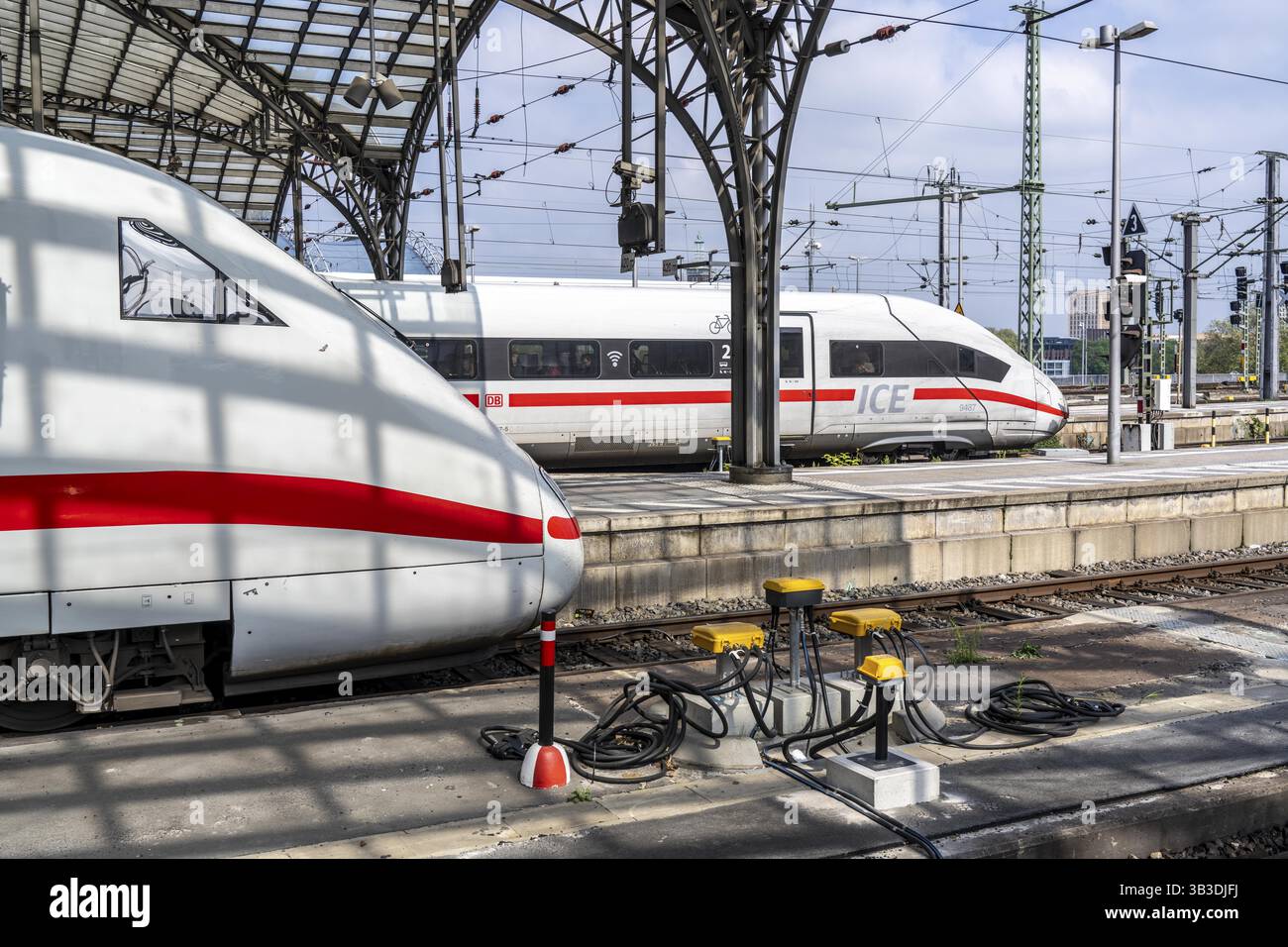 Digitalisierung bei der Deutschen Bahn, in den gelben Kabelschutz- und Verteilerkästen die Datenkabel von verschiedenen Sensoren, wie Achszähler, si Stockfoto