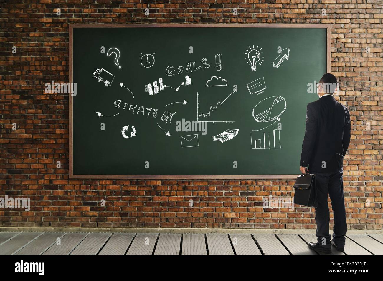 Geschäftsmann sieht und denkt mit der Entwicklungsgraphenstrategie vor einer Tafel-Ziegelwand. Geschäftsmetapher des Lösungskonzepts Stockfoto