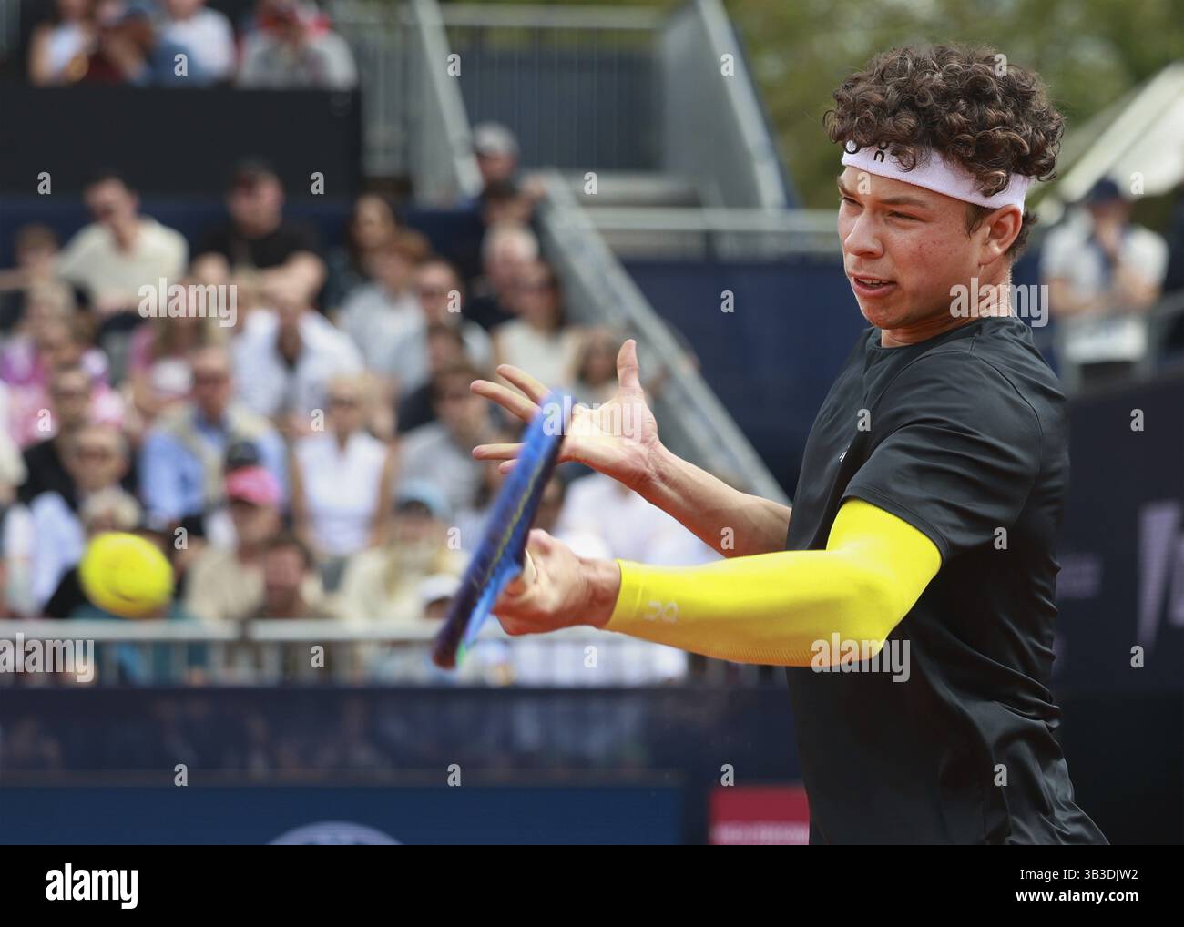 Der US-amerikanische Tennisspieler Ben Shelton (USA) spielte beim BMW Open Turnier 2025 in München, Bayern, Deutschland, Europa einen Vorhandschuss Stockfoto