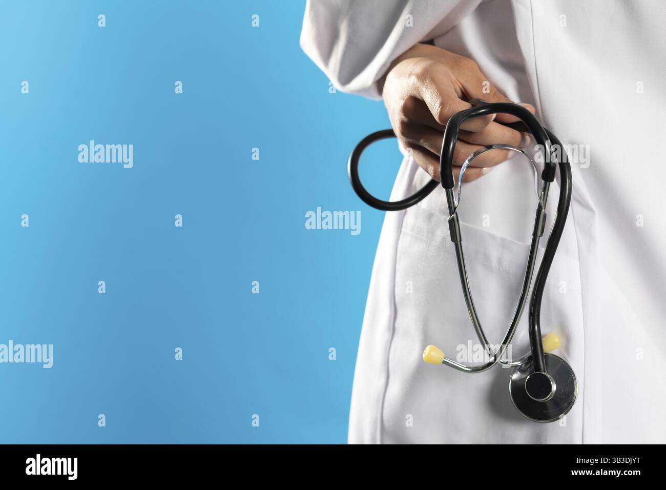 Nahaufnahme einer Krankenhausschürze mit Stethoskop in der Hand Stockfoto