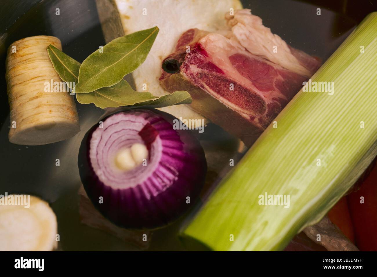 Stillleben Nahaufnahme Gemüse, Lorbeerblatt und Fleischsuppe Zutaten Stockfoto