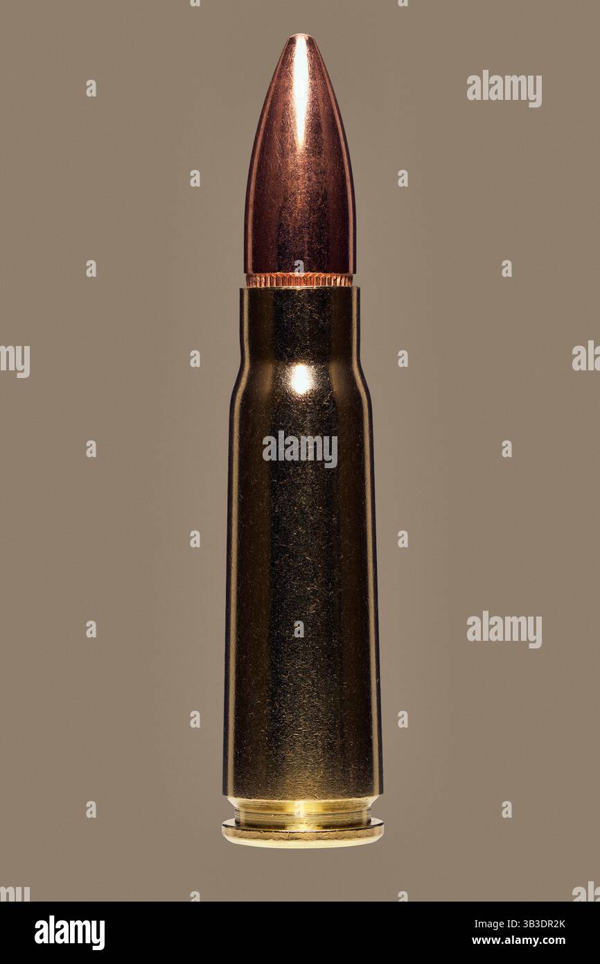 Nahaufnahme eines Studioaufnahmen mit einer Kugel von 7,62 x 39 mm mit AK-47 auf braunem Hintergrund Stockfoto
