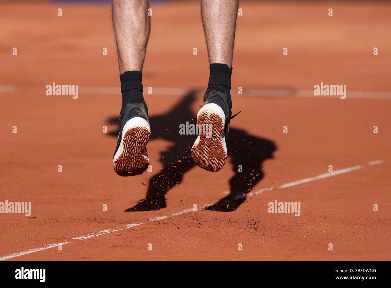 Füße und Schatten des Tennisspielers Alexander Zverev (GER) während eines Service-Spiels beim BMW Open Turnier 2025 in München, Bayern, Deutschland, Europa Stockfoto
