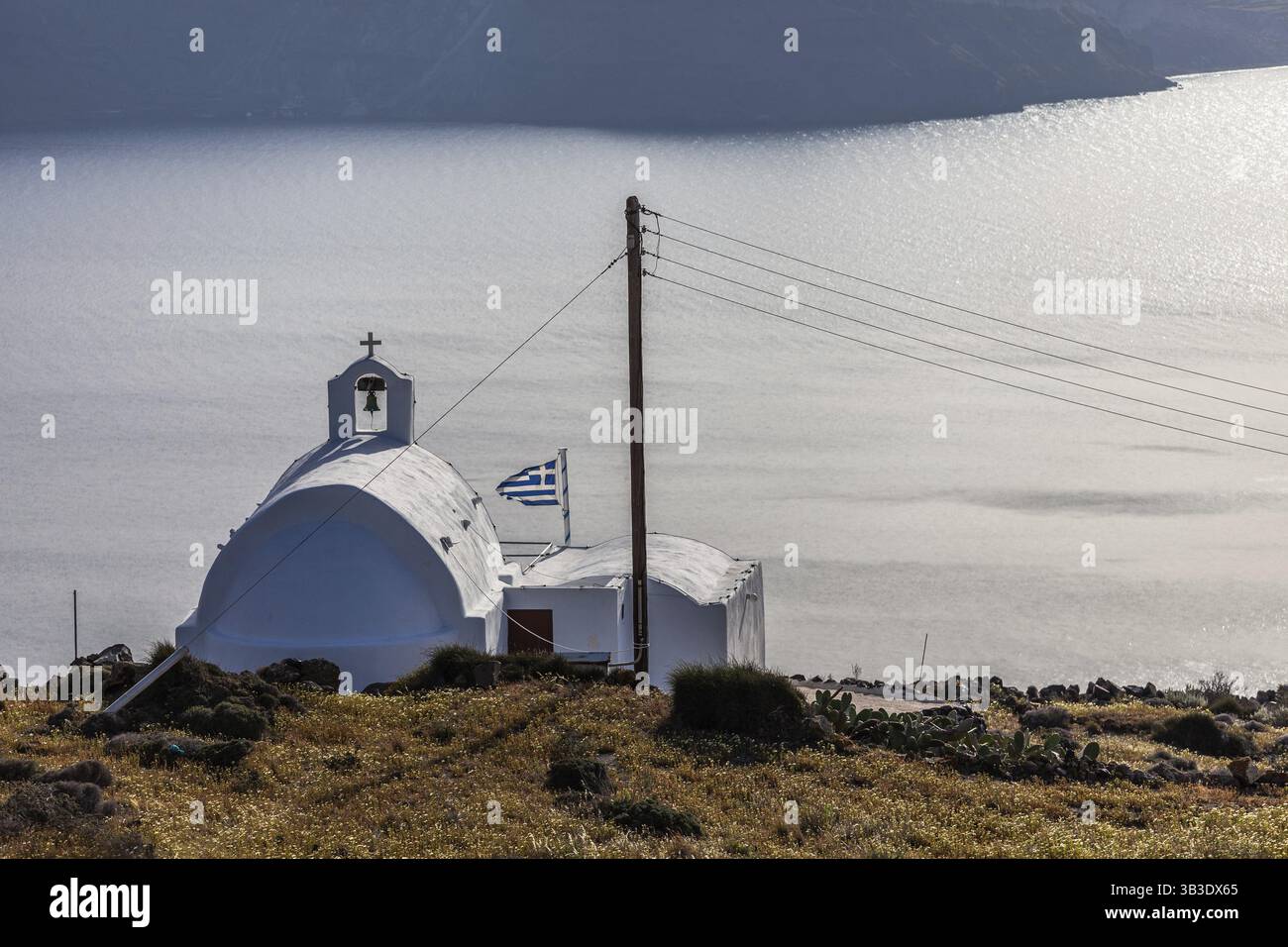 Weiße Kirche auf einem Hügel, griechische Flagge, Santorin, Kykladen, Griechenland, Europa Stockfoto