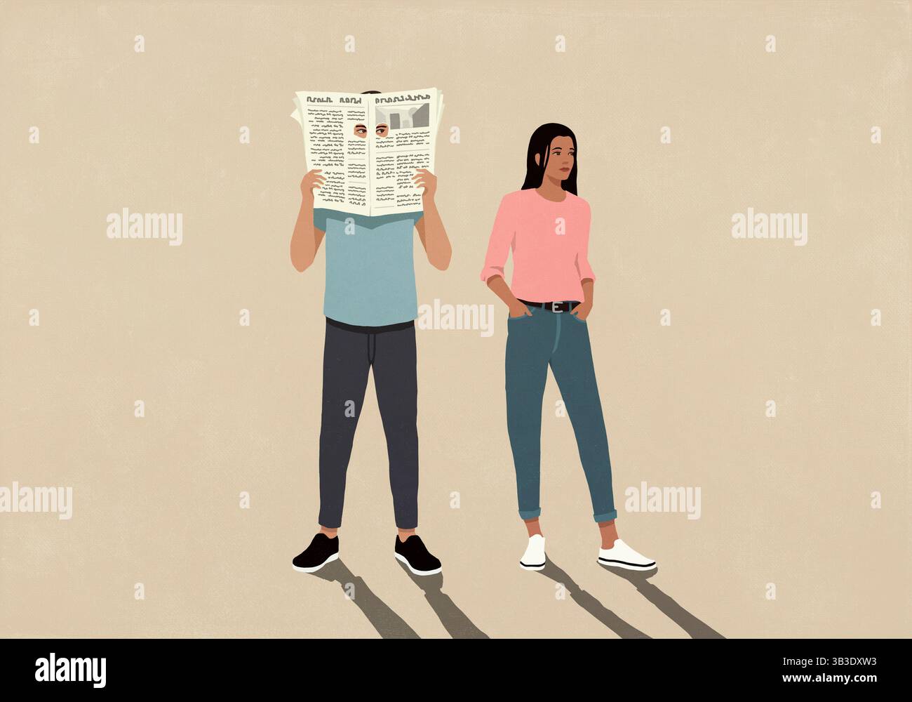 Frau, die neben dem Mann steht und durch Zeitungslöcher guckt Stockfoto