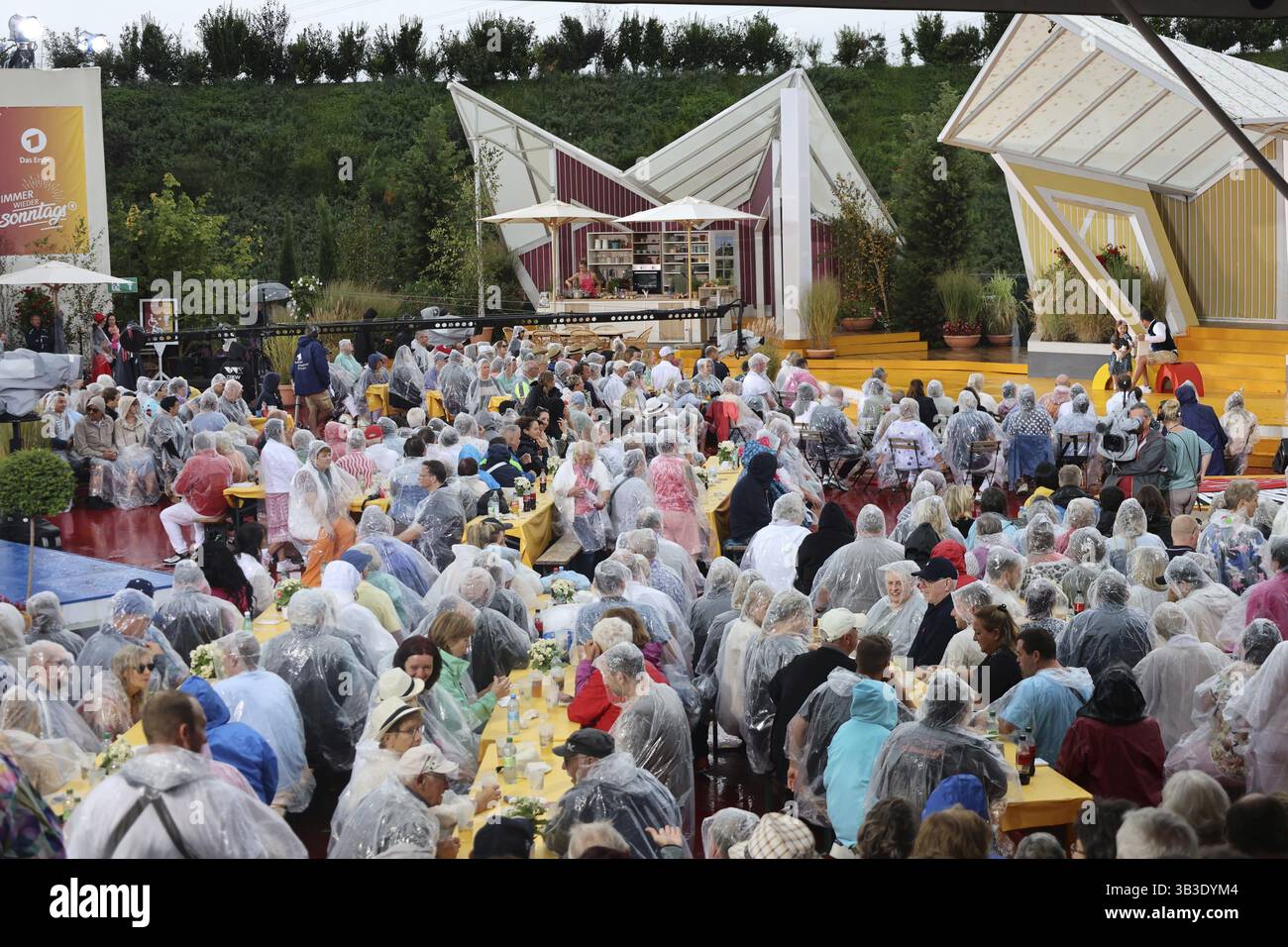 Ende der Saison im Regen. Während der letzten Sendung 2024 weinte der Himmel und das Publikum musste Regenkleidung in der ARD-Sendung immer W tragen Stockfoto