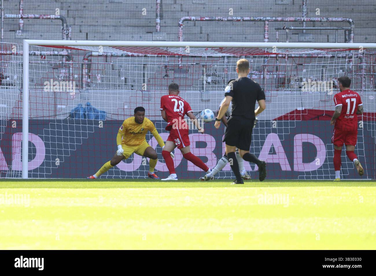 Torhüter Noah Atubolu (SC Freiburg) ist wieder im Tor für das Fußball-Testspiel: SC Freiburg - FC Basel VORSCHRIFTEN VERBIETEN DIE VERWENDUNG VON FOTOS Stockfoto