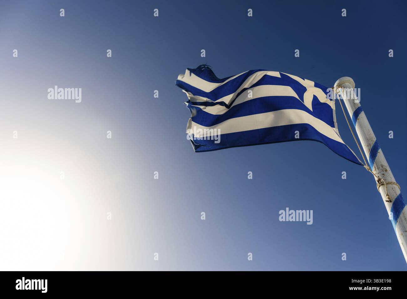 Im Wind winkende Flagge Griechenlands, Insel Santorin (Thira), Kykladen, griechische Inseln, Griechenland, Europa Stockfoto