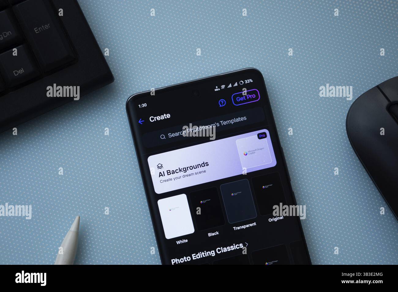 Dhaka, Bangladesch - 17. März 2025: Die App des Fotoraums wird auf einem Smartphone-Bildschirm angezeigt Stockfoto