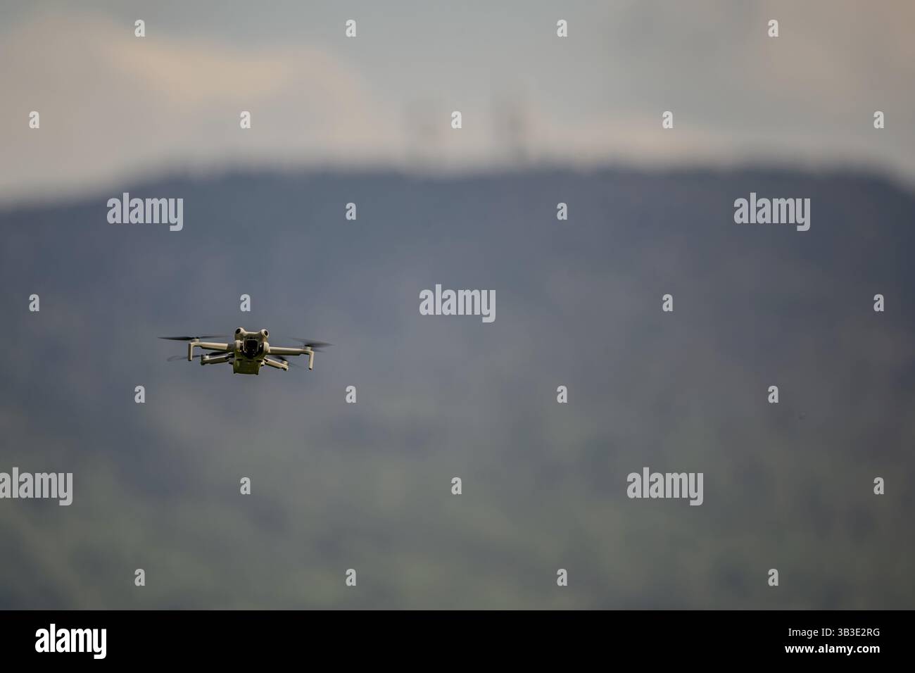 Schweben Sie in der Luft vor einem verschwommenen Bergpanorama, Rossberg, Miltach, Oberpfalz Stockfoto