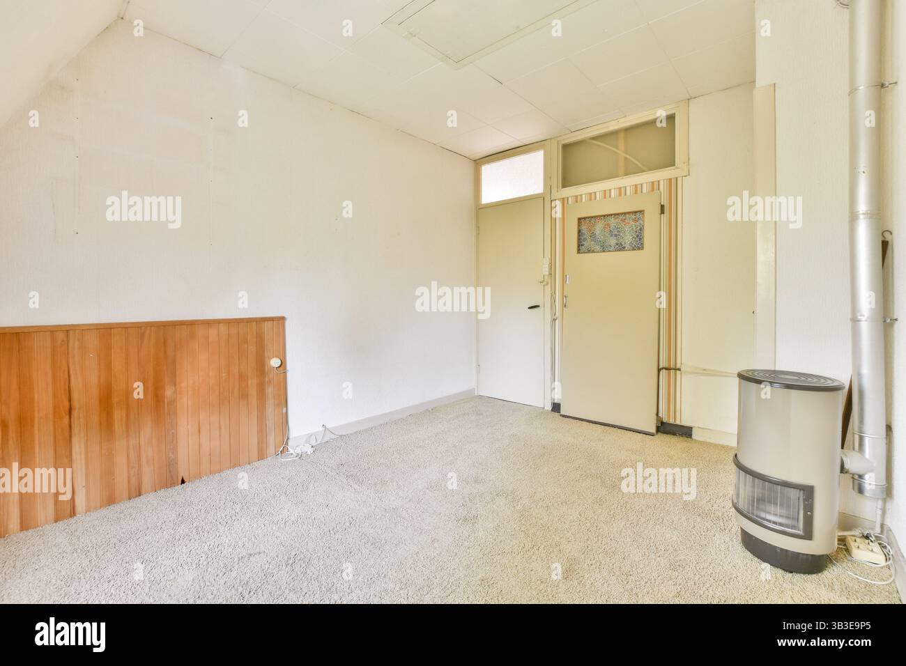 Ein eleganter und minimalistischer Innenkorridor mit neutralen Farben und modernen Designelementen, der einen sauberen und luftigen Raum bietet. Stockfoto