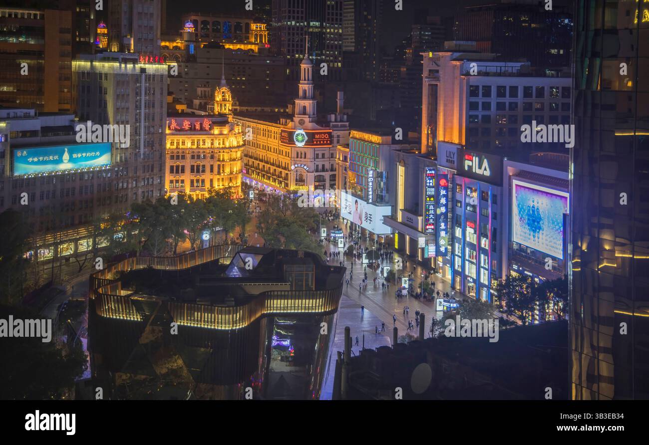 Nächtlicher Blick auf das Einkaufsviertel der nanjing Road in der Stadt shanghai china Stockfoto