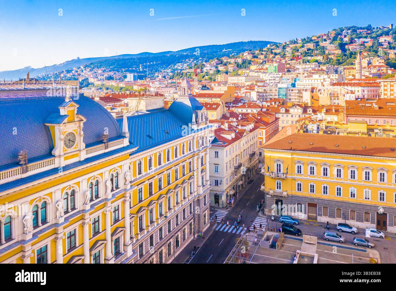 Ein detaillierter Blick aus der Vogelperspektive auf den alten Palast in Triest, Italien, umgeben von eleganter urbaner Architektur und Teil des historischen und pulsierenden Stadtbildes Stockfoto