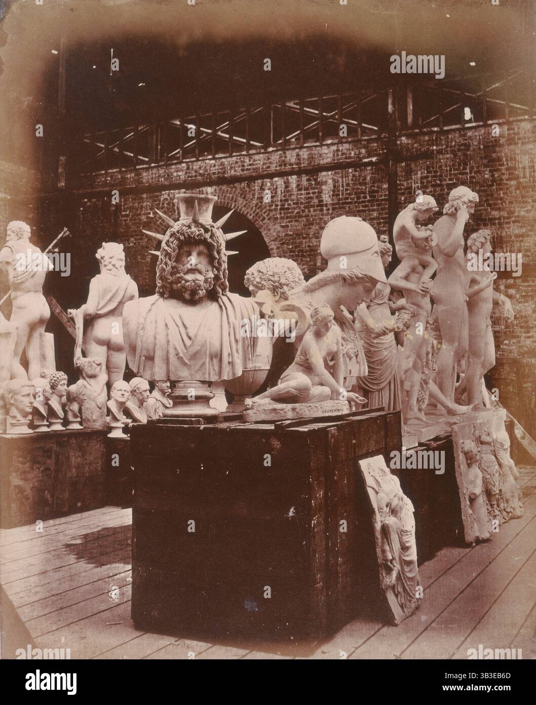 "Gruppe der Skulpturen am römischen Hof", Kristallpalast, Sydenham, 1852-1854. Der Crystal Palace wurde von Sir Joseph Paxton entworfen, um die große Ausstellung von 1851 im Hyde Park zu beherbergen, und 1852 in Sydenham rekonstruiert und vergrößert. Die erste Säule wurde am 5. August 1852 errichtet und der Palast wurde von Königin Victoria am 10. Juni 1854 eröffnet. Zahlreiche Ausstellungen und Veranstaltungen fanden anschließend im Crystal Palace statt, bis er am 30. November 1936 niederbrannte. Der Park beherbergte von 1937 bis 1972 eine Rennstrecke und die berühmte Leichtathletikstrecke geht auf die Gründung des Crystal Palace Athl zurück Stockfoto