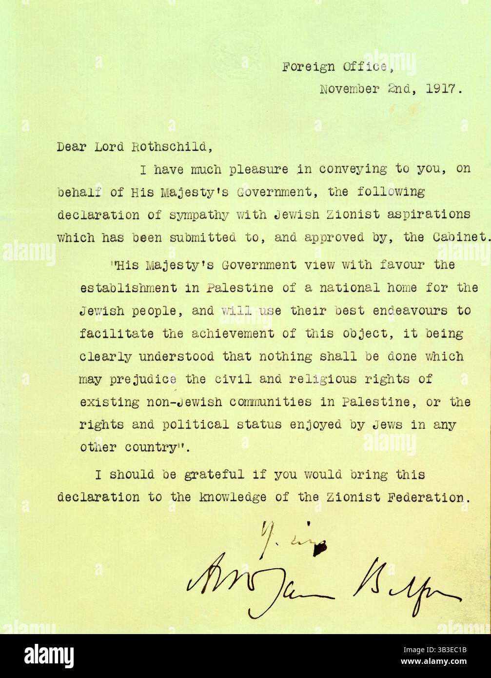 Die Balfour-Erklärung, 1917. Die "Balfour-Erklärung" ist ein grundlegendes Dokument in der Geschichte des Staates Israel. Als britischer Außenminister schrieb Balfour am 2. November 1917 an Lord Rothschild, einen Führer der britischen jüdischen Gemeinde, und erklärte, die britische Regierung werde alles tun, um eine nationale Heimat für das jüdische Volk in Palästina zu schaffen, die den Rechten der bestehenden nichtjüdischen Gemeinden in Palästina unterliegt. "Lieber Lord Rothschild, ich habe eine große Freude, Ihnen im Namen der Regierung seiner Majestät die folgende Sympathieerklärung mit je zu übermitteln Stockfoto