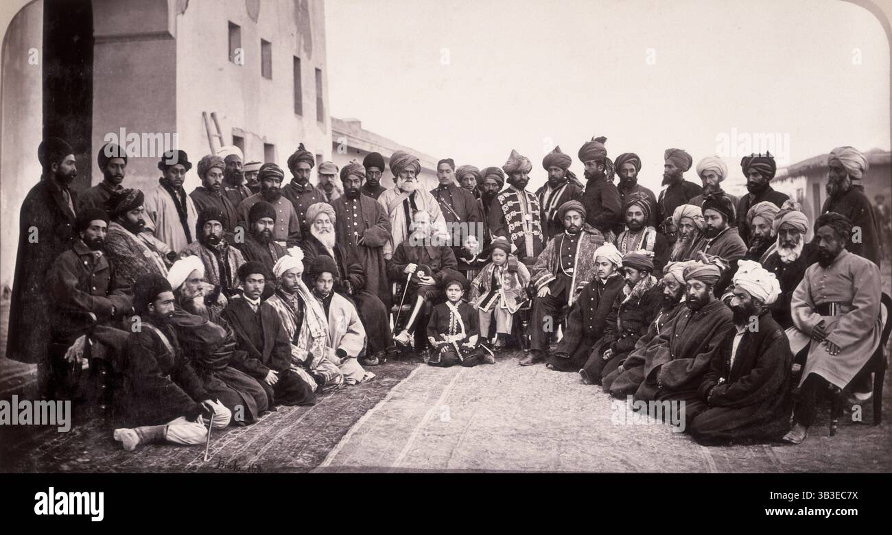 General Roberts und Sirdars aus Kabul, Afghanistan, 1879. Roberts befehligte die Grenzstreitkräfte Punjab während des Zweiten Afghanischen Krieges. Großbritannien war besorgt, dass Afghanistan zu einer Abhängigkeit Russlands werden würde und dass die britische Macht in Indien in Gefahr wäre. Stockfoto