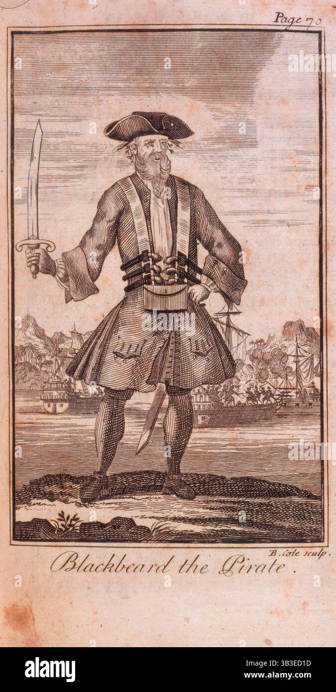 „Blackbeard der Pirate“. 1724. Der Gravur zeigt Blackbeard im Kostüm, schwer bewaffnet und mit einem Säbel. Im Hintergrund stehen Schiffe vor Anker. Von Einer allgemeinen Geschichte der Raubüberfälle und Morde an den berüchtigtsten Pyraten, sowie ihrer Politik, Disziplin und Regierung, von ihrem ersten Aufstieg und ihrer Ansiedlung auf der Insel Providence im Jahre 1717 bis zum heutigen Jahr 1724. Mit den bemerkenswerten Aktionen und Abenteuern der beiden weiblichen Pyraten Mary Read und Anne Bonny. Zu der ein Bericht über den berühmten Captain Avery steht, dem eine kurze Zusammenfassung des Statuts hinzugefügt wird Stockfoto