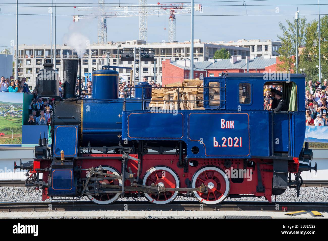 SANKT PETERSBURG, RUSSLAND - 28. AUGUST 2023: Alte Industriedampflokomotive Ь2021 Nahaufnahme. Retro-Lokomotivshow. Eisenbahnforum „pro.Dvizhenie.EXPO“ Stockfoto