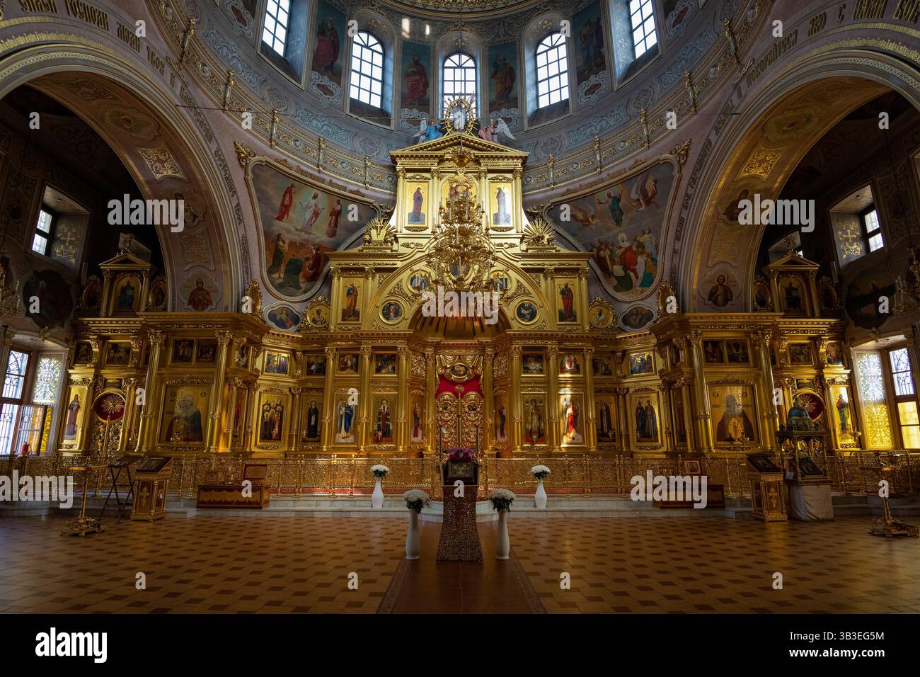 SERPUCHOW, RUSSLAND - 15. JULI 2024: Altar der alten Kathedrale von St. Nikolaus dem Wundertäter (St. Nikolaus der Weiße) Stockfoto
