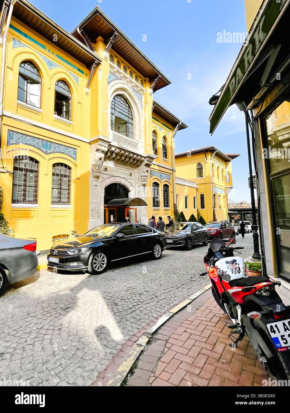 Wunderschönes gelbes Gebäude in Istanbul Türkei Stockfoto