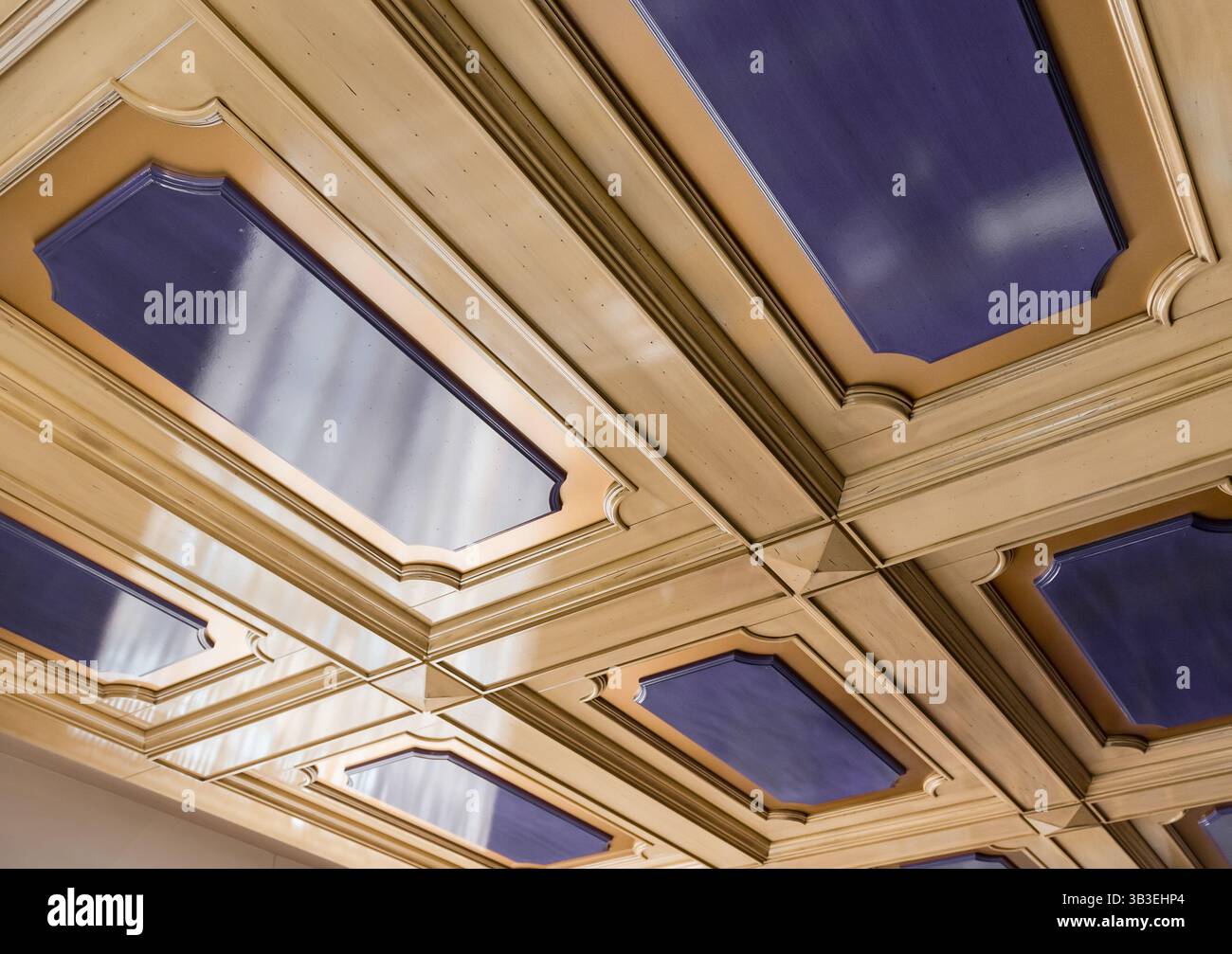 Сeiling Holzvertäfelung mit violetten Einsätzen. Klassische Dekoration für die Decke aus geschnitztem Holz mit CNC-Maschine. Stockfoto