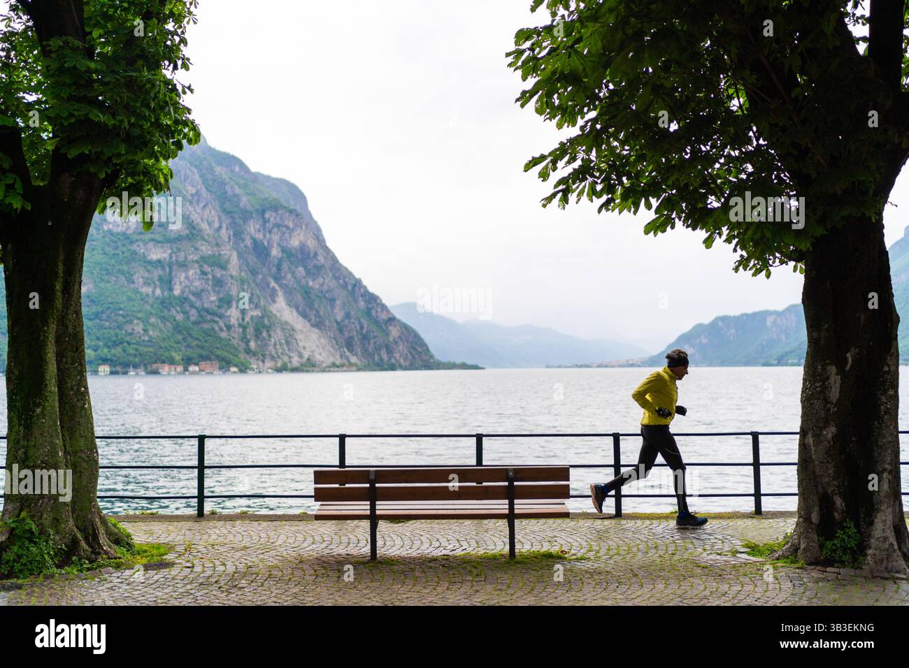 Lecco, Italien - 01.05.2023: Mann, der schnell in Lungolago di Lecco läuft. Gesunder Lebensstil Stockfoto
