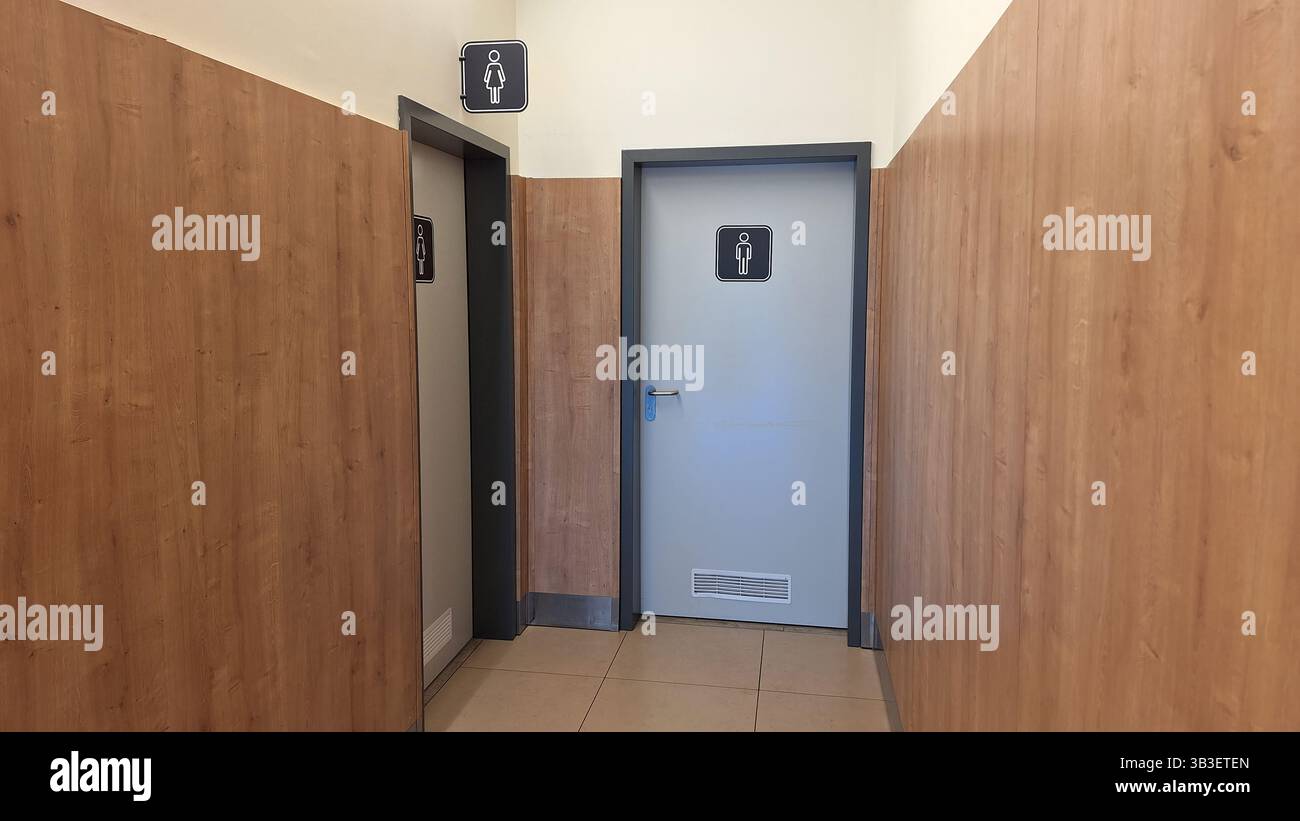 Eingang für öffentliche Toiletten in moderner Einrichtung mit heller Holztäfelung Stockfoto