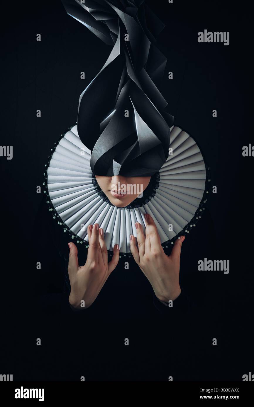 Eine Studioaufnahme einer Frau mit Ziermütze und Rüschenkragen. Kann für Kunst, Mode oder kreative Konzeptprojekte verwendet werden. Stockfoto