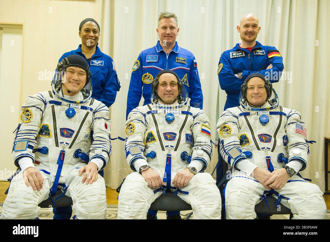 17. Dezember 2017 - Baikonur, Kasachstan - NASA International Space Station Expedition 54 Hauptbesatzungsmitglieder (Front, L-R) der japanische Astronaut Norishige Kanai von der Japan Aerospace Exploration Agency (JAXA), der russische Kosmonaut Anton Schkaplerov von Roscosmos und der amerikanische Astronaut Scott Tingle posieren mit den Begleitbesatzungsmitgliedern (Back, L-R) der amerikanischen Astronautin Jeanette Epps, der russischen Kosmonaut Serkosmonaut Serkosmos, Rokosmos, Rokosmos, und der deutsche Astronaut Alex Gerst von der Europäischen Weltraumorganisation vor dem Start der Sojus MS-07 auf dem Baikonur Kosmodrome 17. Dezember 2017 in Baikonur, Kasachstan. (Kreditbild: © Andrey Stockfoto