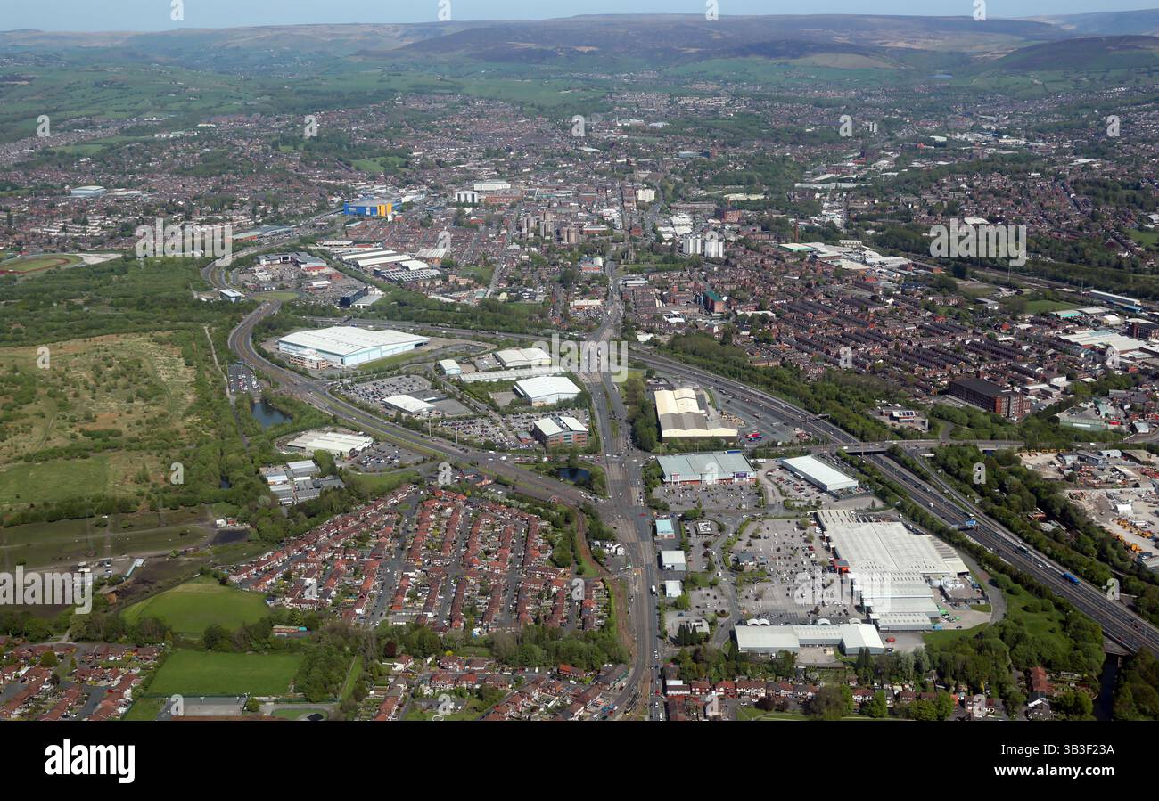 Aus der Vogelperspektive von Ashton-under-Lyne, Manchester, dieser Blick von Westen aus nach Osten über die Anschlussstelle 23 der Autobahn M60 Stockfoto