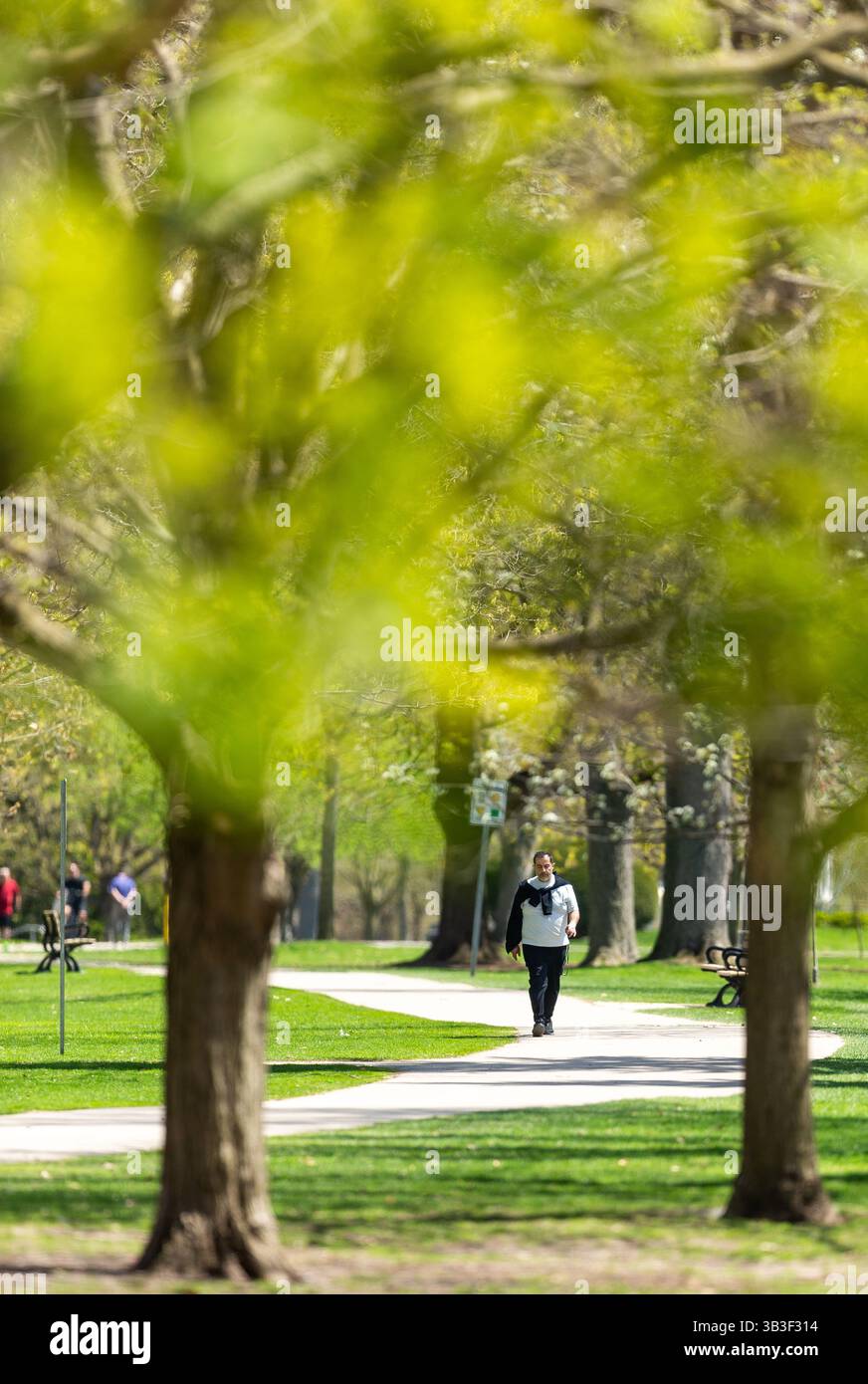 London, Kanada - 28. April 2025. Das lang erwartete warme Wetter brachte Londoner und blühte auf Bäumen und Blumenbeeten im Springbank Park hervor. Stockfoto