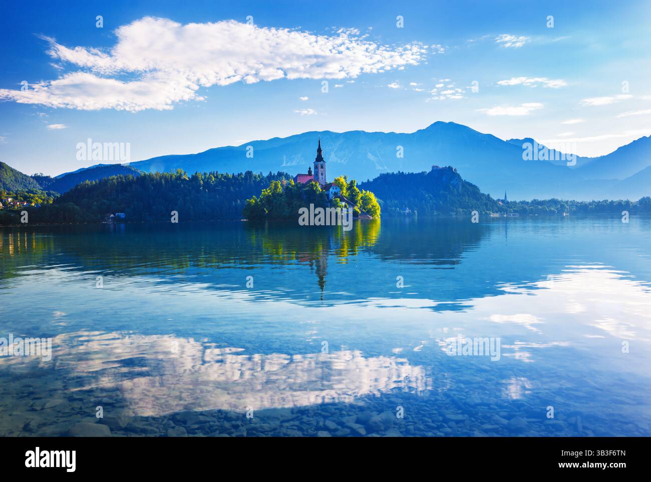 Bleder See, Slowenien Bohinj-Gletscher, tektonischer Ursprung, Thermalquellen, Bergseen, bewaldete Hänge von Blejski Grad, 140 Meter über dem Meeresspiegel, Stockfoto