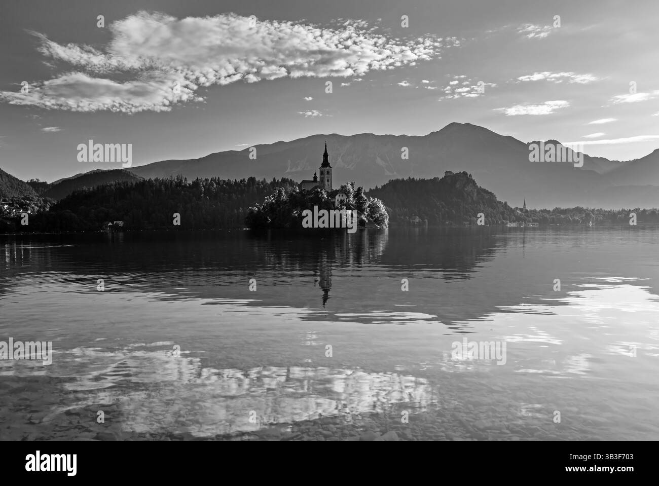 Bleder See, Slowenien Bohinj-Gletscher, tektonischer Ursprung, Thermalquellen, Bergseen, bewaldete Hänge von Blejski Grad, 140 Meter über dem Meeresspiegel, Stockfoto