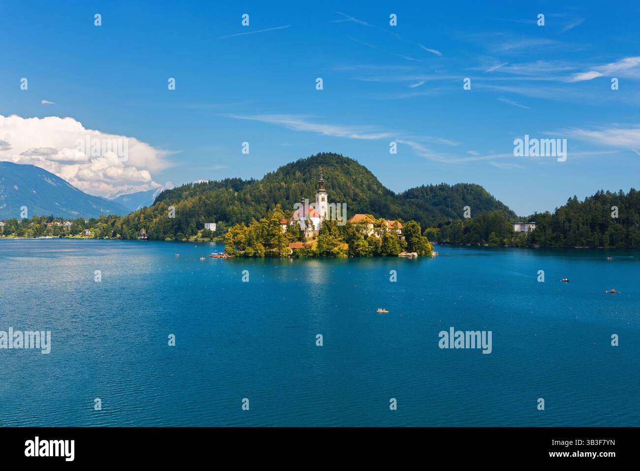 Bleder See, Slowenien Bohinj-Gletscher, tektonischer Ursprung, Thermalquellen, Bergseen, bewaldete Hänge von Blejski Grad, 140 Meter über dem Meeresspiegel, Stockfoto