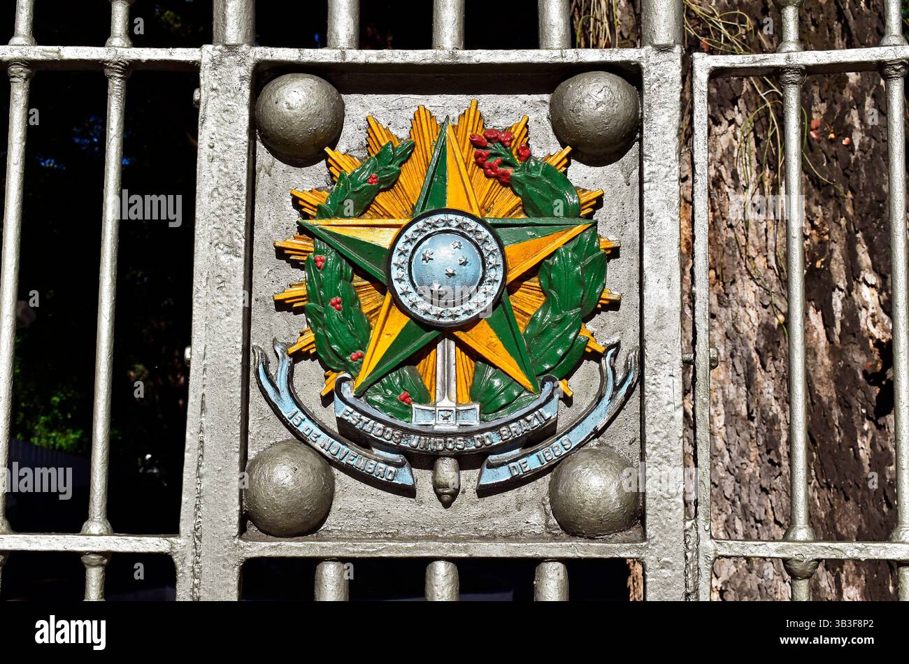 RIO DE JANEIRO, BRASILIEN - 12. April 2025: Wappen der republik Brasilien auf der Militärschule in Tijuca Stockfoto