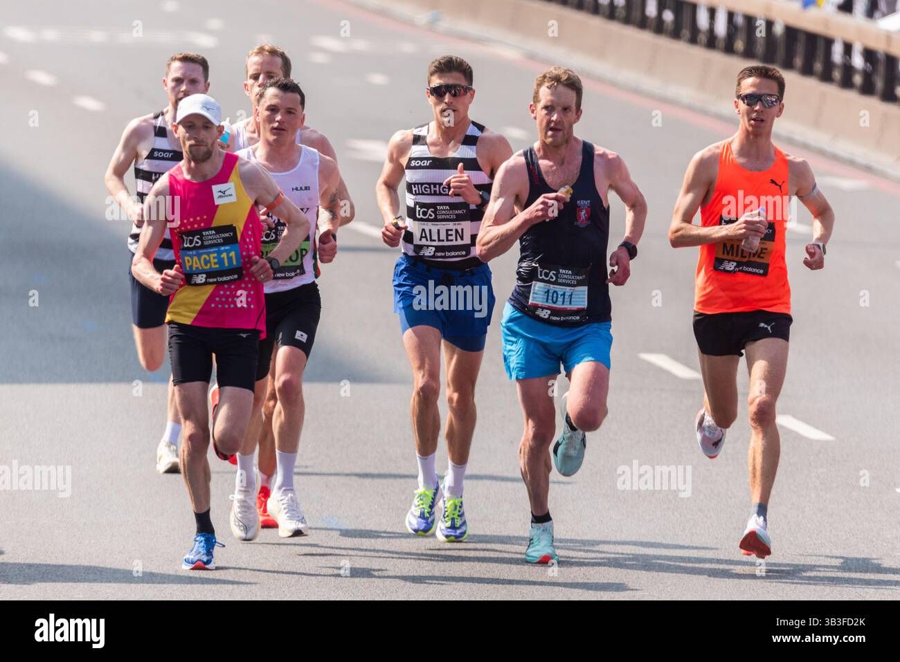 Athleten, die beim TCS London Marathon 2025 durch Tower Hill in London, Großbritannien, antreten. Elite- und Vereinsläufer Stockfoto