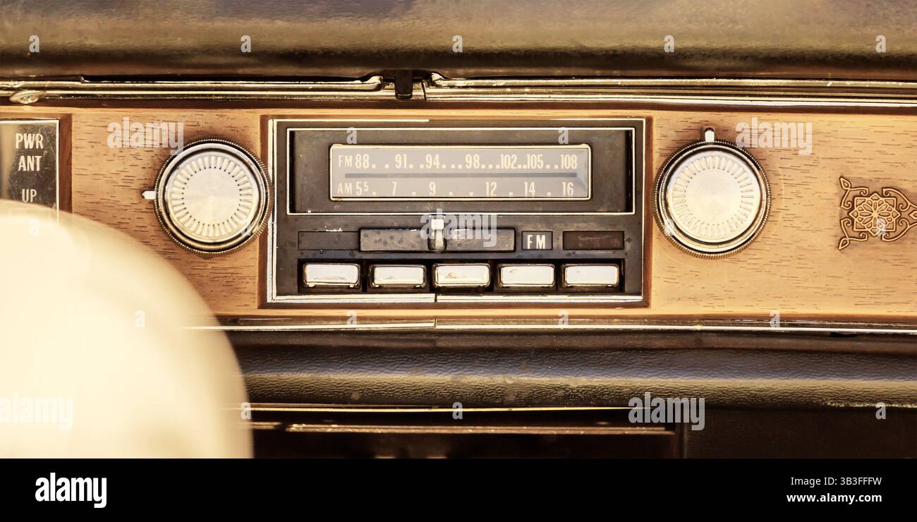 Altes Autoradio in einem amerikanischen Oldtimer mit Holzdekor Stockfoto