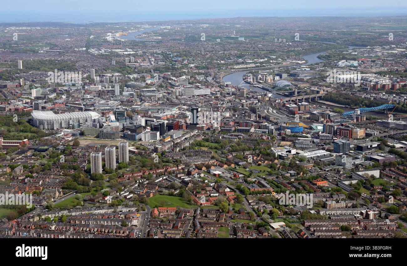 Luftaufnahme der Skyline von Newcastle upon Tyne aus dem Westen mit Blick über Elswick in Richtung des Flusses Tyne und Gateshead Stockfoto