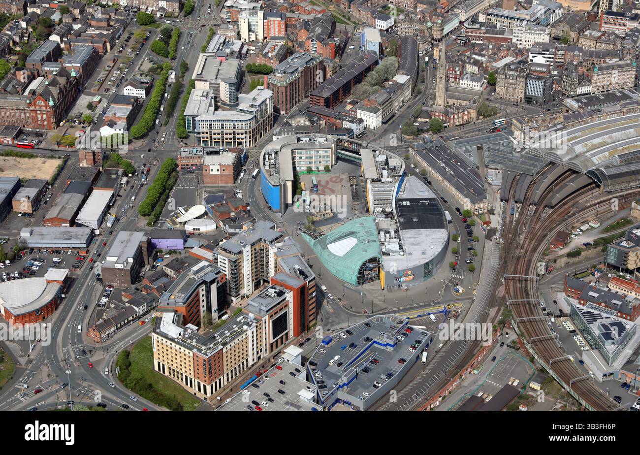 Luftaufnahme des Life Science Centre im Stadtzentrum von Newcastle upon Tyne. (Auch Leonardo Hotel Newcastle in Foregound) Stockfoto
