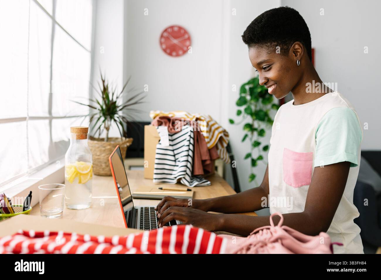 Junger Unternehmer, der Online-Bekleidungsgeschäfte vom Home Office aus verwaltet Stockfoto