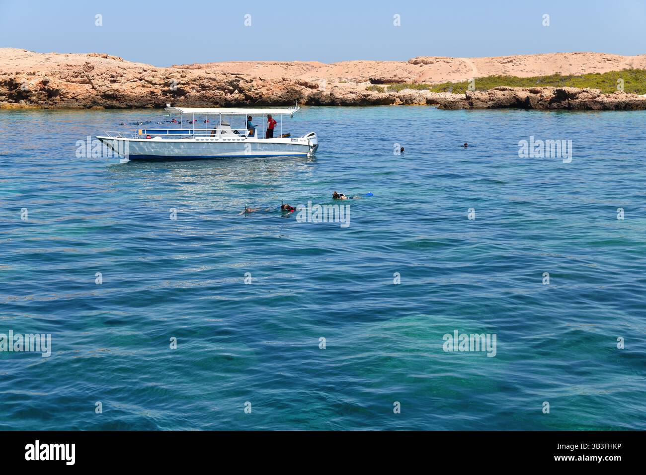 Daymaniyat, Oman - 2. April 2025: Golf von Oman, Ad Daymaniyat Inseln. Verankertes weißes Boot. Einer der beliebtesten Orte zum Schnorcheln und Tauchen. S Stockfoto