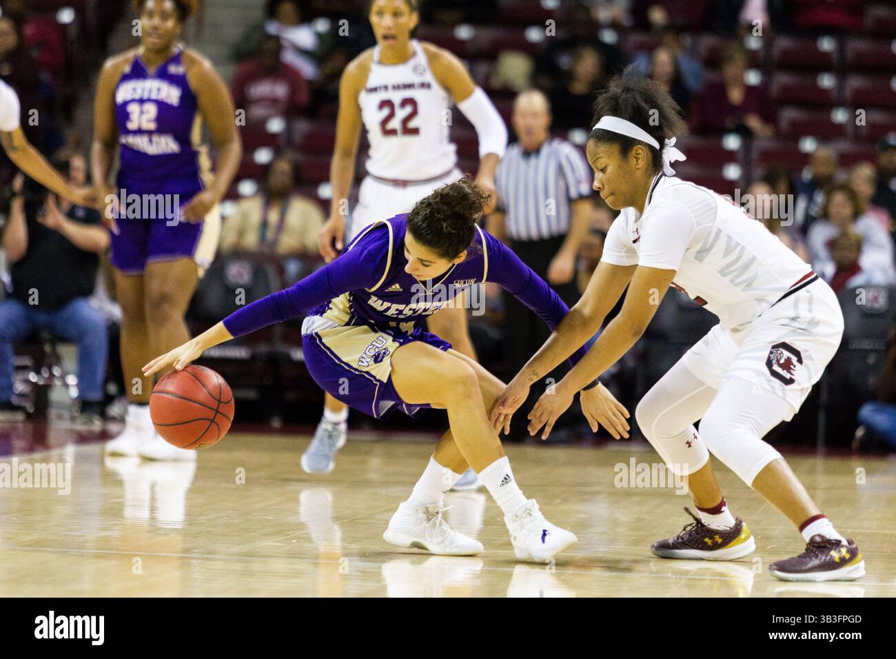 30. November 2017: Judith Martin Ruiz (14) verliert den Ball unter Druck von Tyasha Harris (52) im NCAA Womens Basketball Matchup in der Colonial Life Arena in Columbia, SC. (Scott Kinser/Cal Sport Media)(Credit Image: &Copy; Scott Kinser/CSM via ZUMA Wire) Stockfoto