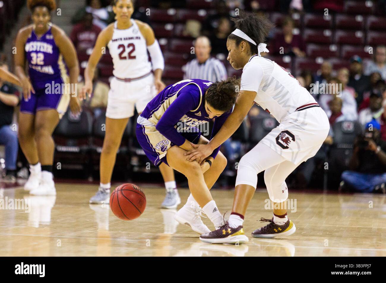 30. November 2017: Judith Martin Ruiz (14) verliert den Ball unter Druck von Tyasha Harris (52) im NCAA Womens Basketball Matchup in der Colonial Life Arena in Columbia, SC. (Scott Kinser/Cal Sport Media)(Credit Image: &Copy; Scott Kinser/CSM via ZUMA Wire) Stockfoto