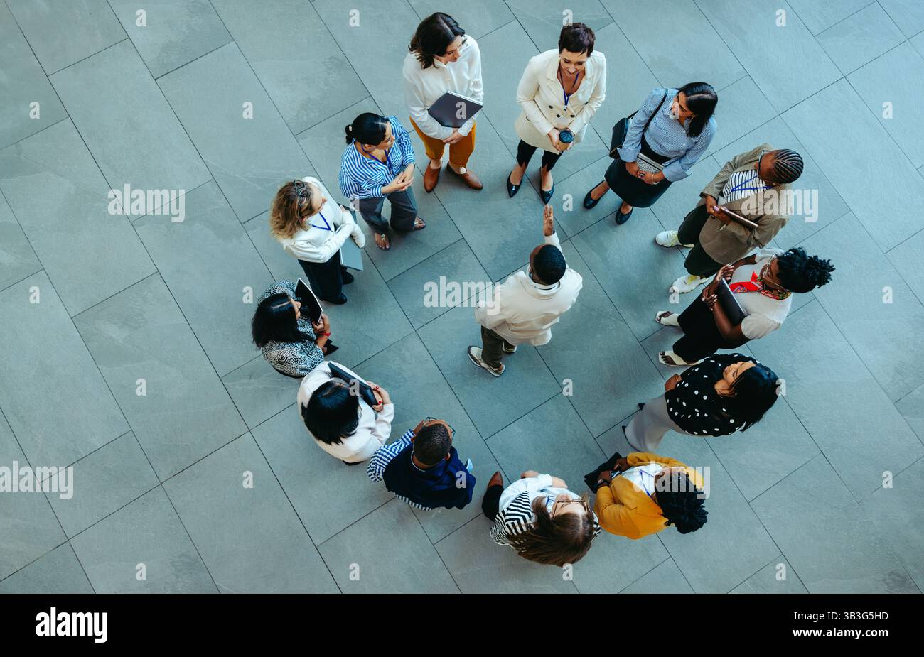 Ein Überblick über ein Team-Meeting im Unternehmen, das Onboarding und Zusammenarbeit diskutiert, um berufliche Weiterentwicklung und Karriereentwicklung unter Kollegen zu fördern i Stockfoto