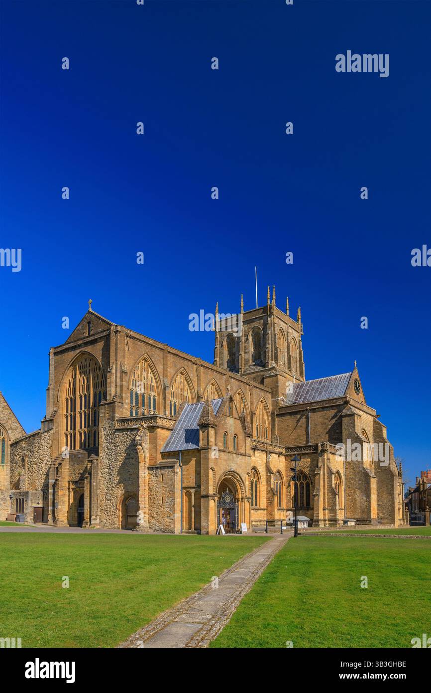 Die historische Sherborne Abbey ist ein denkmalgeschütztes Gebäude mit einer Vielzahl verschiedener Architekturstile, Dorset, England, Großbritannien Stockfoto