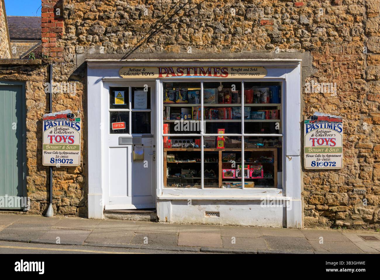 Pastimes ist ein Geschäft, das antike und vergangene Spielzeuge in Sherborne, Dorset, England, verkauft Stockfoto
