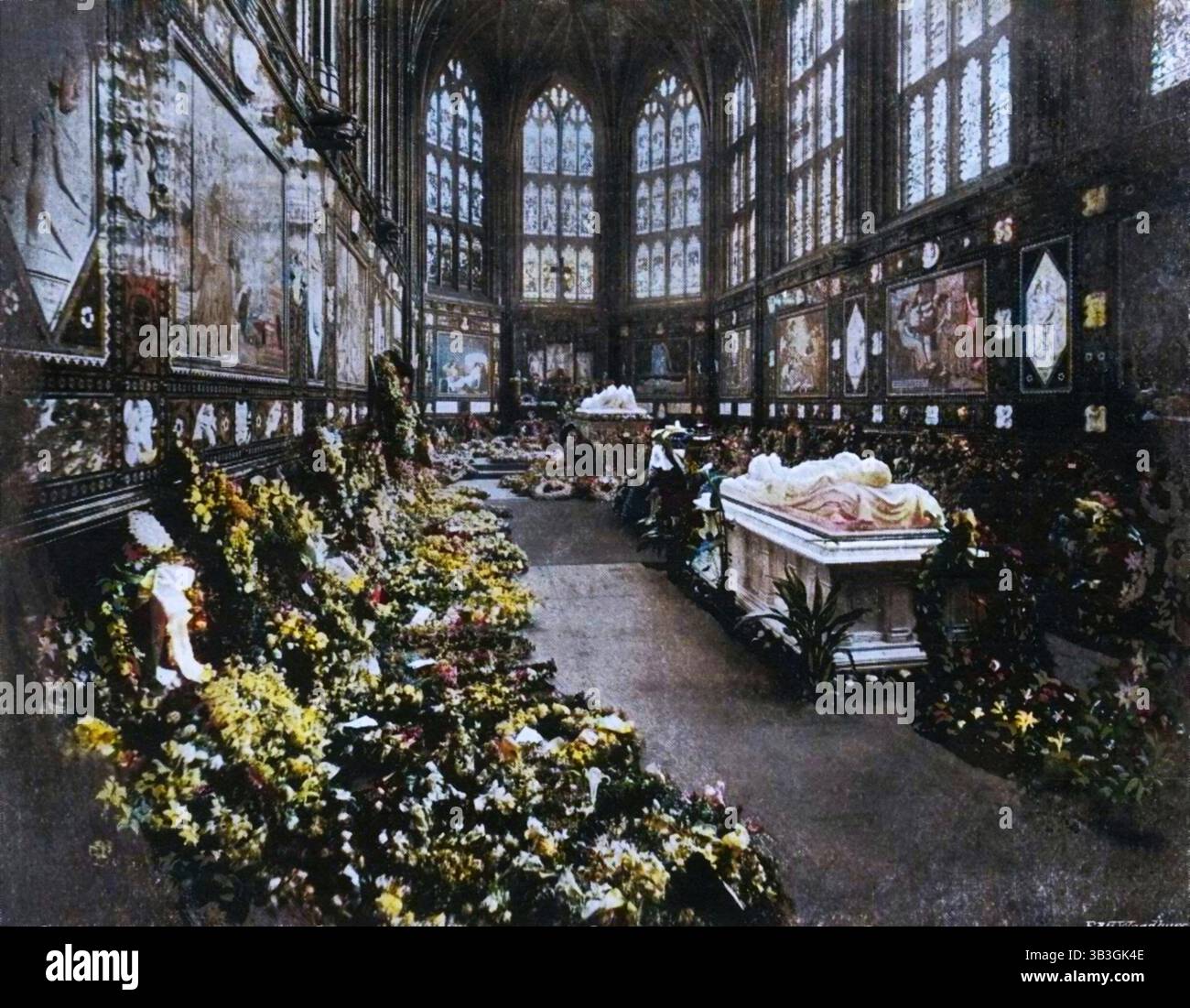 "Die Albert Memorial Chapel Windsor, anlässlich der Beerdigung von H.R.H. dem Herzog von Clarence, Januar 1892", (C1897). "Der Sarg des Herzogs steht zwischen dem Grabmal des Prinzen Consort am weiteren Ende und dem Grabmal des Herzogs von Albany (der 1884 starb) an diesem Ende der Kapelle." Prinz Albert Victor Victor, Herzog von Clarence und Avondale (1864–1892), starb an Lungenentzündung, bevor er dreißig war. Als ältester Sohn von Albert Edward, Prince of Wales (später König Eduard VII.) wurde das Leben von Prinz Albert Victor Victor in Geheimhaltung und Skandal gehüllt. Er soll ein männliches Bordell besucht haben Stockfoto