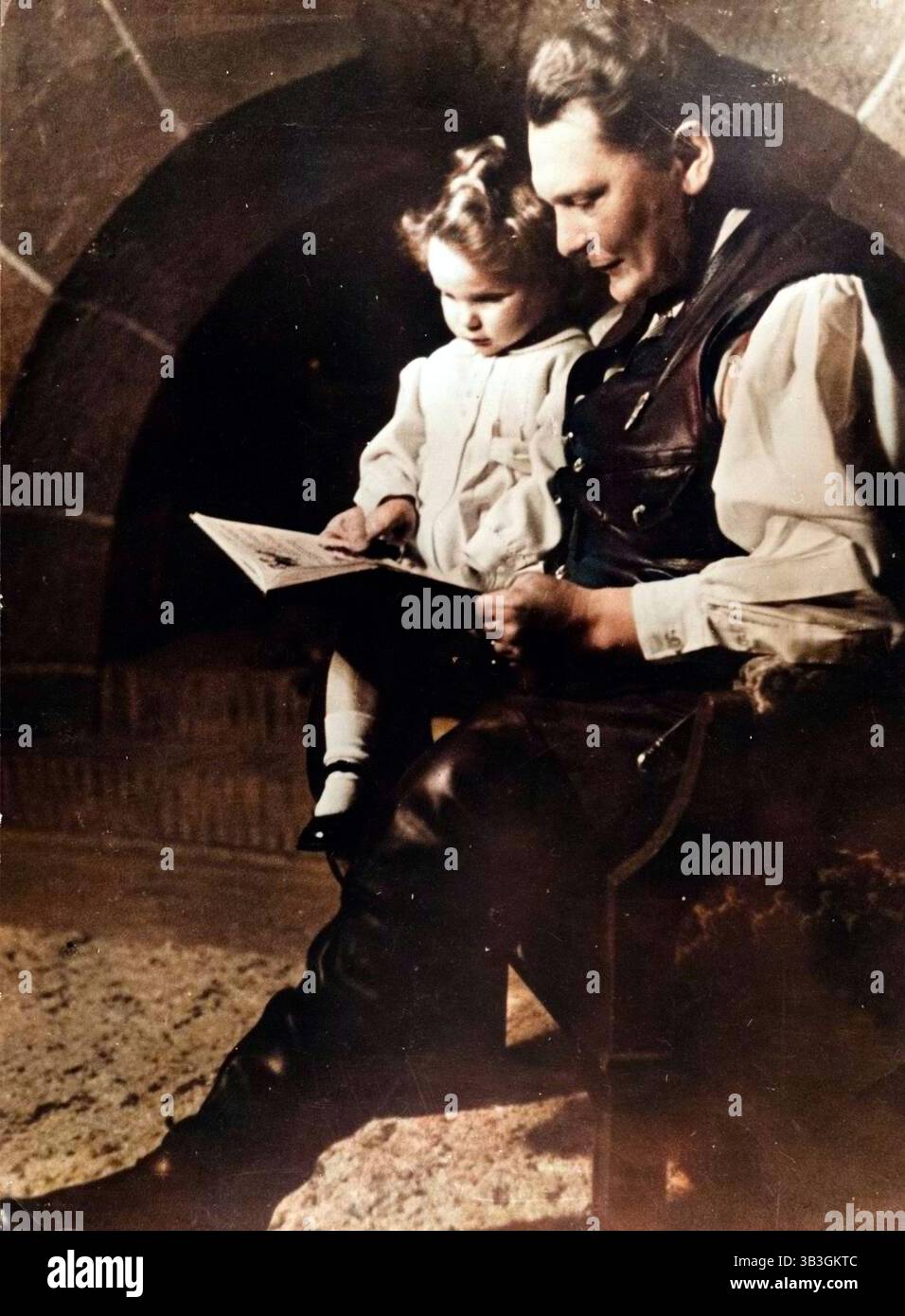 Hermann G ö Ring, deutscher NS-Politiker und militärische Führer, mit seiner Tochter Edda, c 1939 - c 1942. Eine gestaltete Welt krieg ich Fighter ace, die mit Baron Manfred von Richthofens Geschwader, Gö flog; Ring (1893-1946) trat 1922 der NSDAP bei. Im folgenden Jahr wurde er in der Münchner Beer Hall Putsch neben Adolf Hitler beteiligt war. Nachdem die Nazis 1933 an die Macht kam, GöRing zu einem der führenden Gestalten das neue Regime. Er der Gestapo befohlen, bis 1934, als er seinen Befehl übergab Heinrich Himmler, und ab 1935 Kommandant der Luftwaffe, der Deutschen Luft forc war Stockfoto