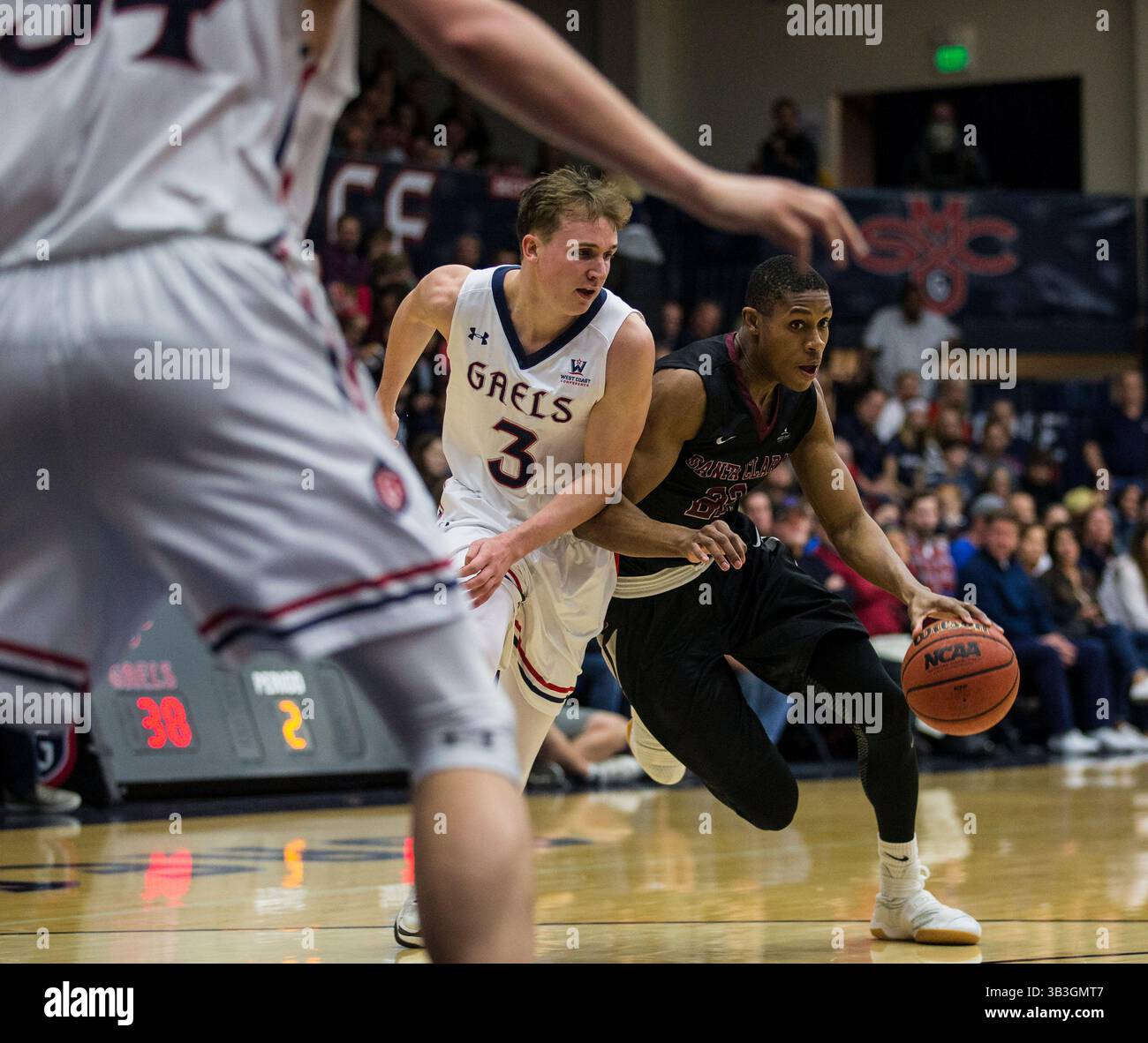 24. Februar 2018 Moraga, CA USA Santa Clara Wachmann Shaquille Walters (22) fährt zum Basketball-Spiel der NCAA Männer zwischen Santa Clara Broncos und den Saint Mary's Gaels 40-67, die im McKeon Pavilion Moraga Calif. Verloren gingen Thurman James/CSM(Credit Image: &Copy; Thurman James/CSM via ZUMA Wire) Stockfoto