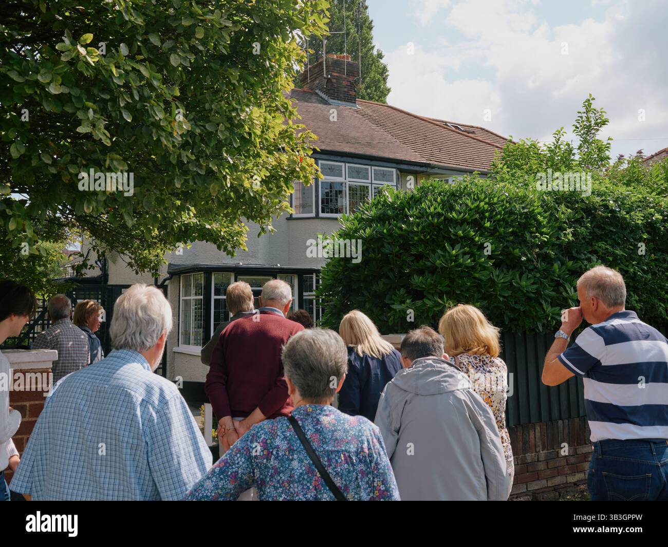John Lennon Kindheitshaus mit Touristen Besucher in Liverpool England Großbritannien - Beatles Tour Tourismus Stockfoto